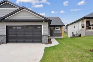 818 Prairie View Dr, West Branch, IA 52358