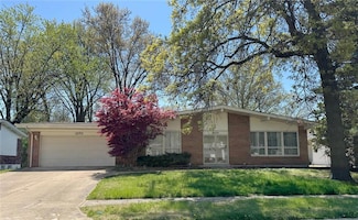 3270 Hermoso Dr, Florissant, MO 63033