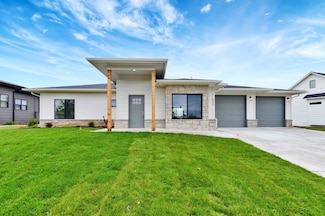 5242 N Colonial Ave, Bel Aire, KS 67226