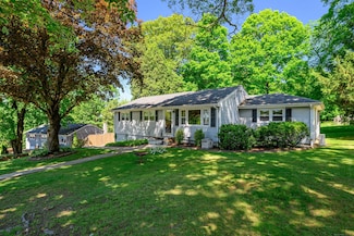 17 Castle Hill Dr, Bethel, CT 06801