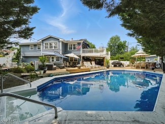 31 Howland Cir, West Caldwell, NJ 07006