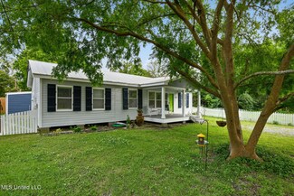 305 N Necaise Ave, Bay Saint Louis, MS 39520