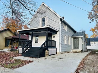402 Sandusky St, Conneaut, OH 44030
