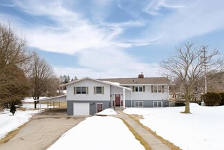 6309 S Oceana Dr, Rothbury, MI 49452