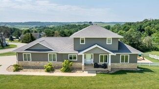 12795 Pine View Dr, Peosta, IA 52068