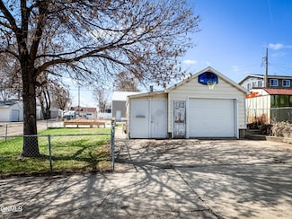 207 12th Ave NW, Mandan, ND 58554