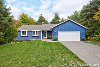 16417 Oakleaf Ct, Holland, MI 49424