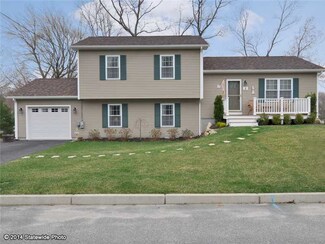 8 Whisper Ct, West Warwick, RI 02893