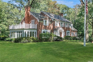 3 Barkers Point Rd, Port Washington, NY 11050