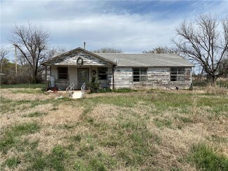 411 5th St, Manitou, OK 73555