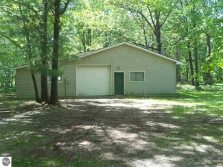 2635 W River Dr, Gladwin, MI 48624