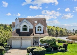 9 Fairwind Ct, Oakdale, NY 11769
