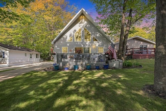 8735 Blackberry Ln, Port Austin, MI 48467