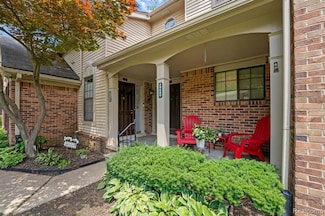 29680 Pine Ridge Cir, Farmington Hills, MI 48331