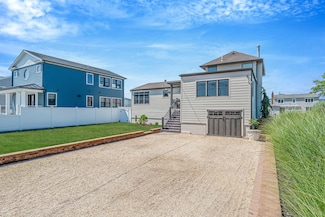 33 Pershing Ave, Babylon, NY 11702