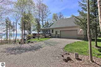 14284 E Pinecrest Dr, Northport, MI 49670
