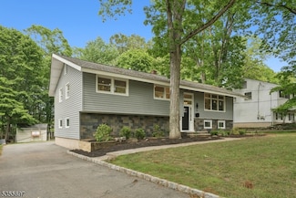 79 Palmer Dr, Livingston, NJ 07039