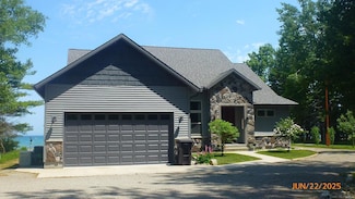 2520 Lakeshore Dr, Harrisville, MI 48740