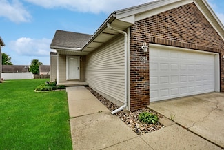 2702 Westbrook Dr, Bloomington, IL 61705