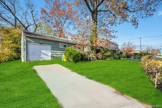 4 Hope Dr, Plainview, NY 11803