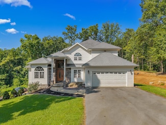 917 Crickett Dr, Dandridge, TN 37725