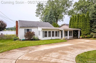 4675 Charest Ave, Waterford, MI 48327