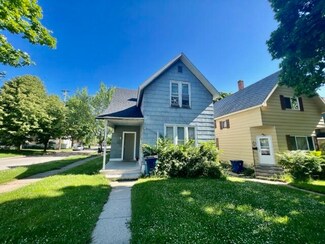 374 3rd St, Manistee, MI 49660