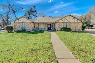 218 Clubbrook Cir, Desoto, TX 75115