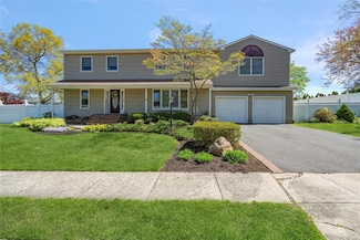 5 Beaumont Ln, Lake Grove, NY 11755