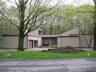 5 Newell Ct, Albany, NY 12204
