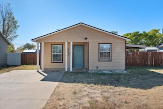 711 W 28th St, Plainview, TX 79072