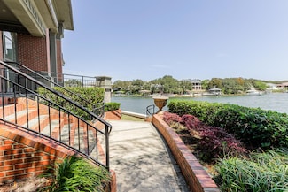204 Laura Ln, Gulf Breeze, FL 32561