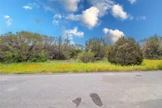 3523 Oak Hill Dr, Oak Trail Shores, TX 76048