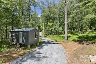 201 Sawyer Ln, Horse Shoe, NC 28742