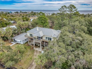 27 W Point Dr, Crawfordville, FL 32327