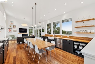 4520 Saint Andrews Rd, Oakland, CA 94605