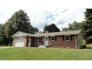 2169 Sunset Dr NE, New Philadelphia, OH 44663