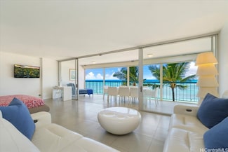 2877 Kalakaua Ave Unit 305, Honolulu, HI 96815