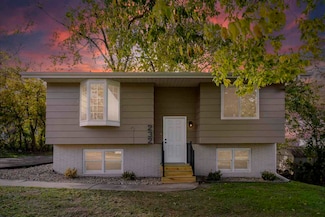 232 27th St NW, Cedar Rapids, IA 52405