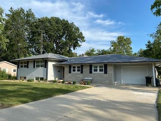 9 Orchard Dr, Charleston, IL 61920