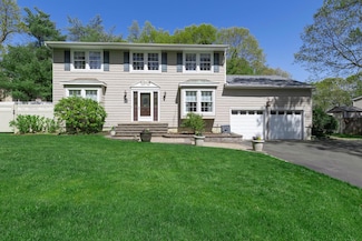 12 Cedar Ridge Ln, Dix Hills, NY 11746