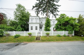 10 Hendricks St, Wakefield, RI 02879