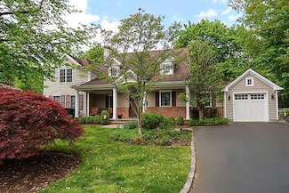 57 Wagon Rd, Roslyn Heights, NY 11577
