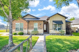 705 Seydler St, East Bernard, TX 77435