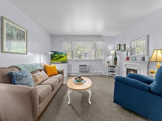 7 Apple Valley Pkwy Unit 8, Greenville, RI 02828