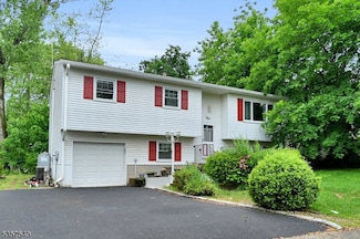 4 Maureen Ct, Lake Hiawatha, NJ 07034
