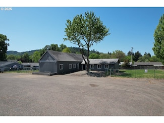 132 NE Rifle Range St, Roseburg, OR 97470