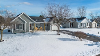 1249 Glen Carlyn Dr, Farmington, NY 14425