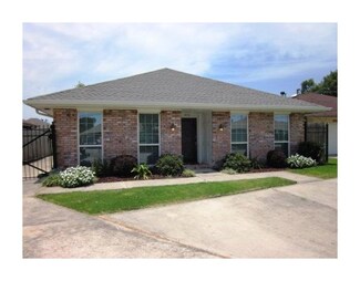 4016 Lake Villa Dr, Metairie, LA 70002