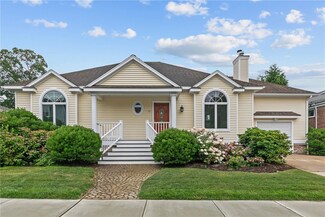 17 Grafton St, Newport, RI 02840